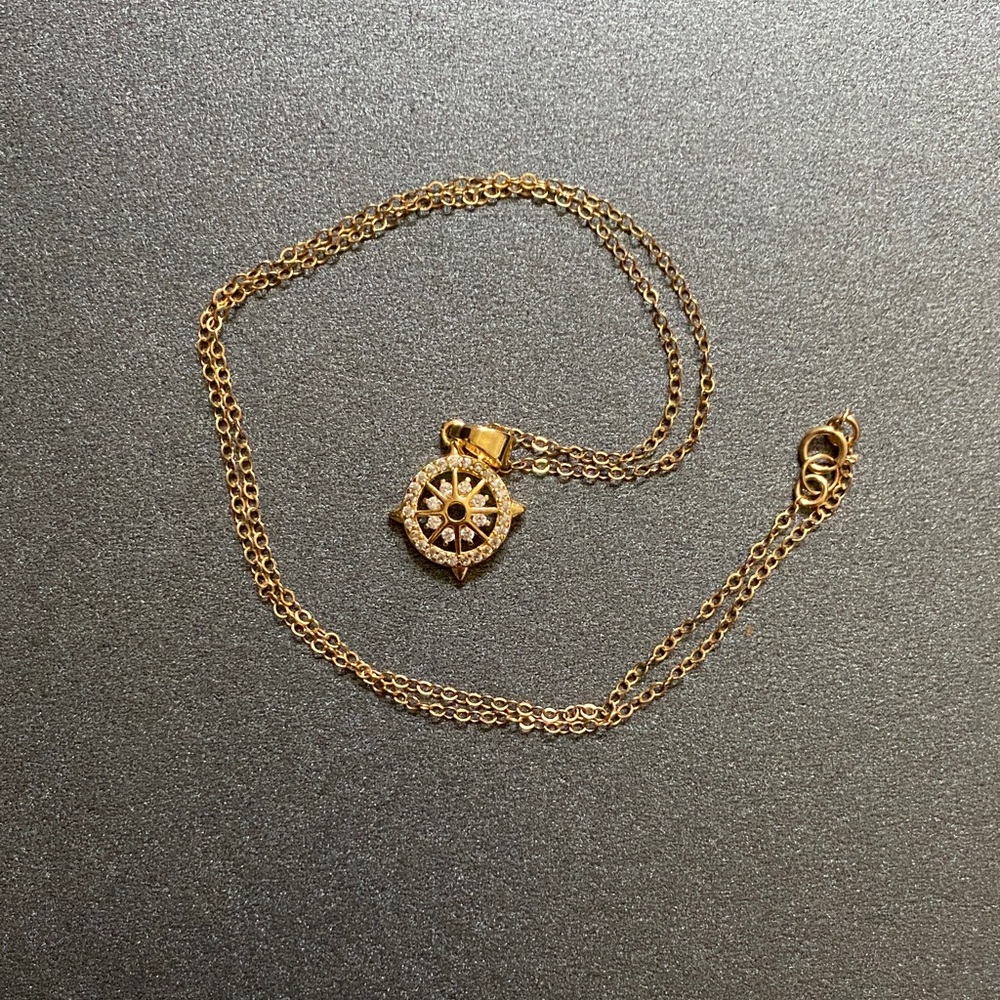 Elegant Gold Pendant Necklace
